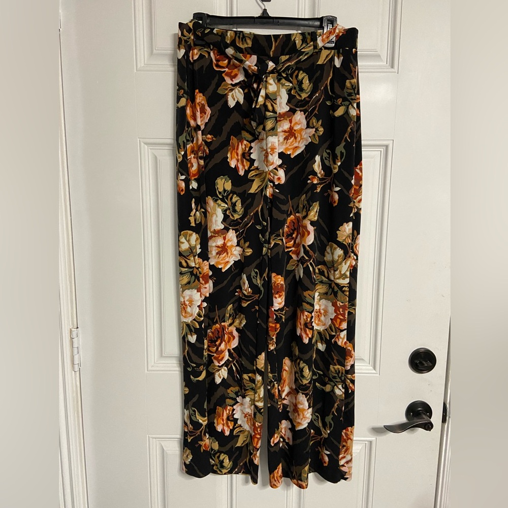 White House Black Market Black Floral Wide-Leg  super comfy size M w belt